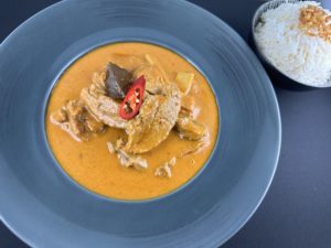 Canard curry rouge servi en plat du jour au Restaurant Sabai Thai